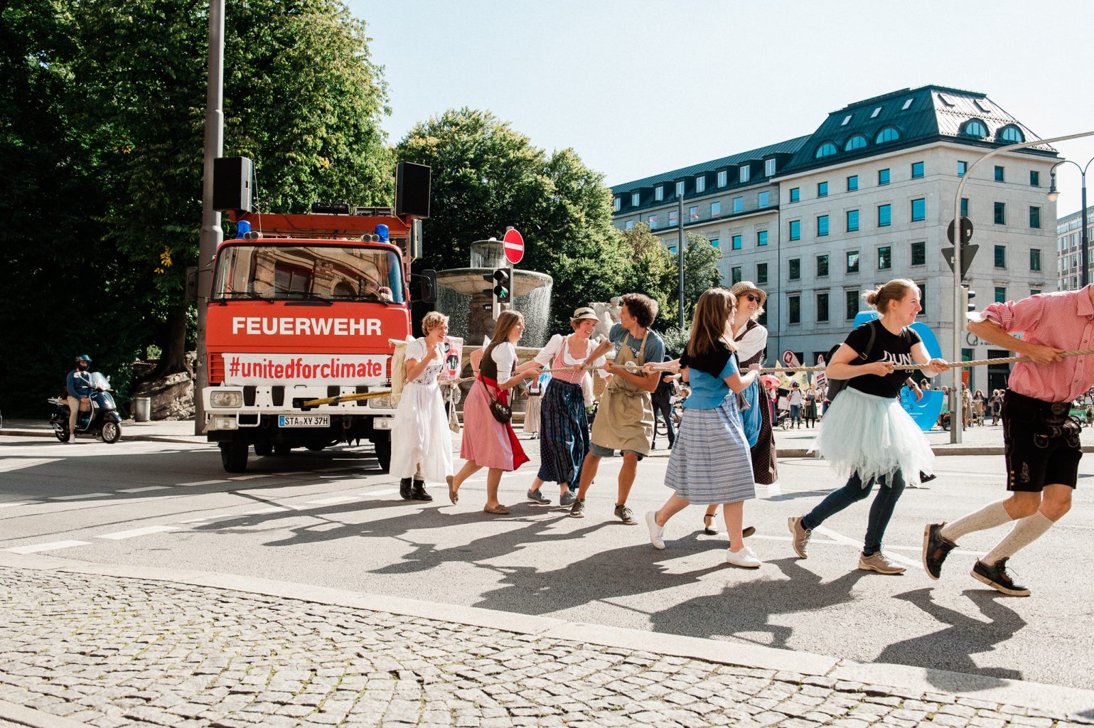 Einzug der Aktivisten mit dem Feuerwehrauto